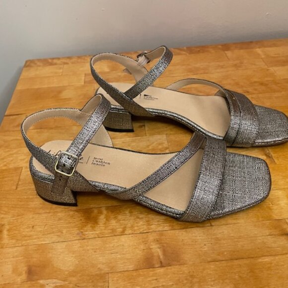 Silver strappy sandal, low block heel - Picture 1 of 10
